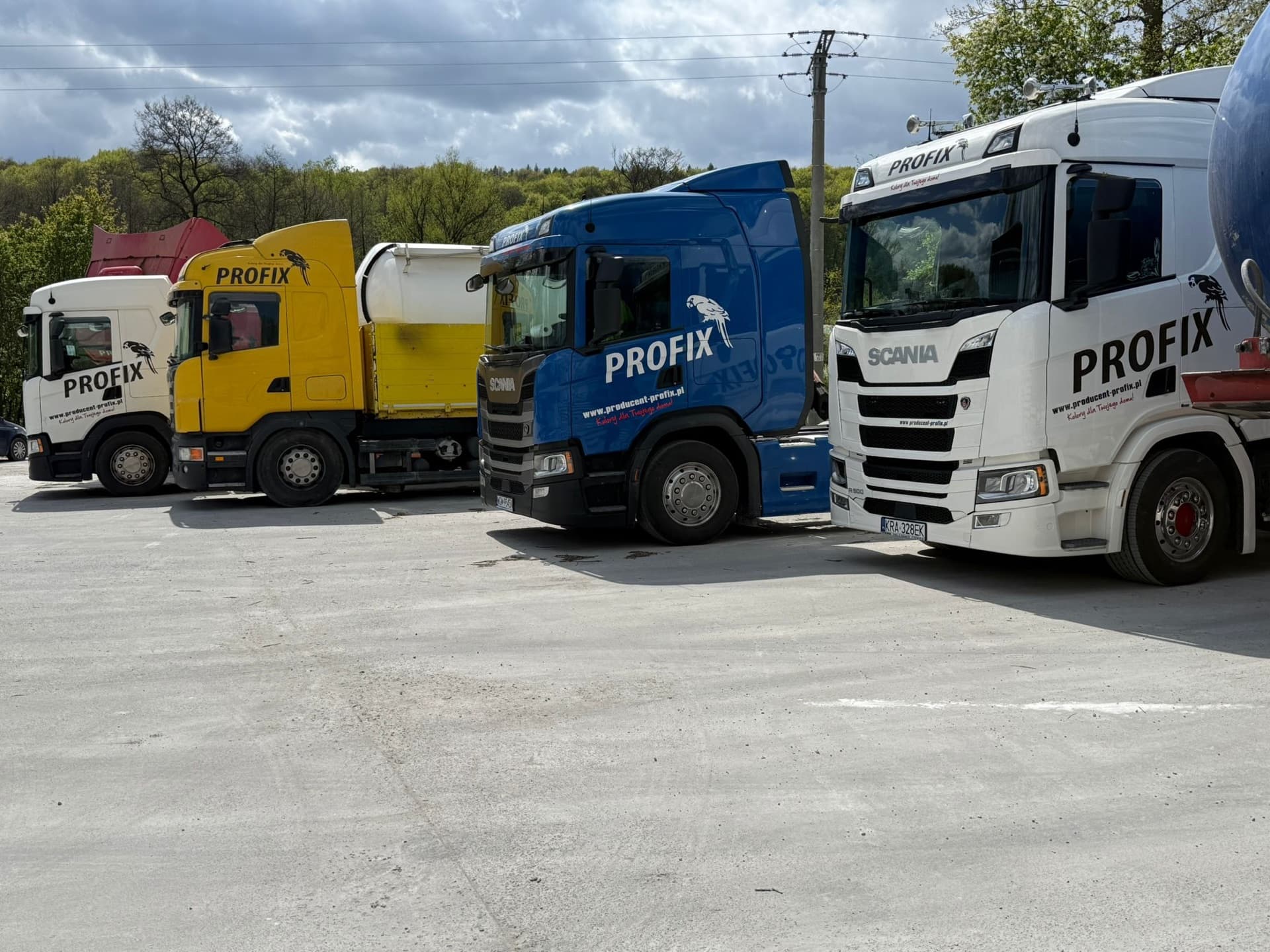 Flota ciężarówek PROFIX: cysterny silosowe i zestawy z HDS