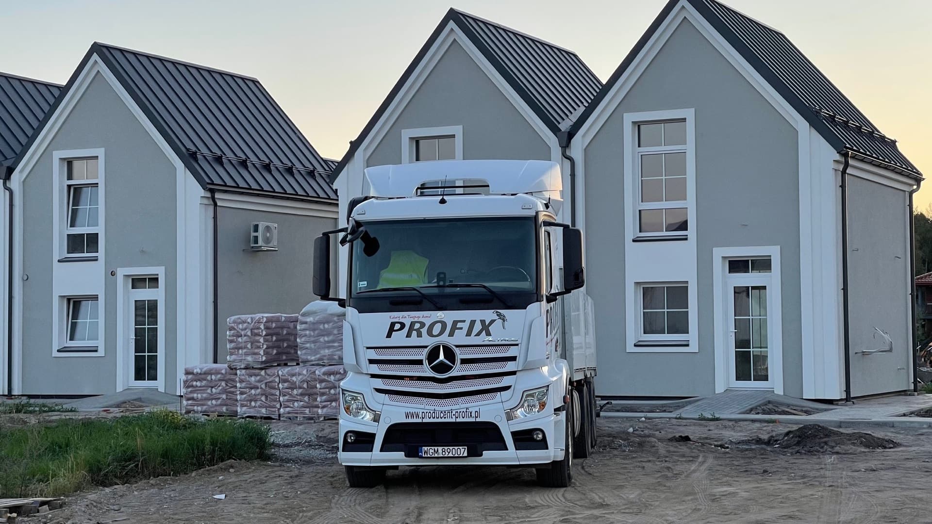 Dostawa materiałów PROFIX na osiedle domów